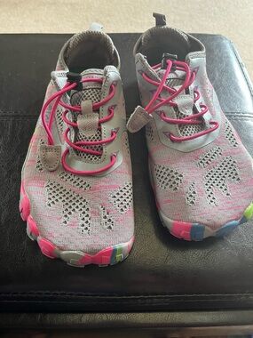Saguaro Lightweight Grey and Pink barefoot sneakers